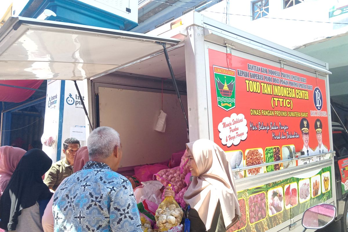 Padang residents scramble for cheap garlic at Pasar Raya Padang