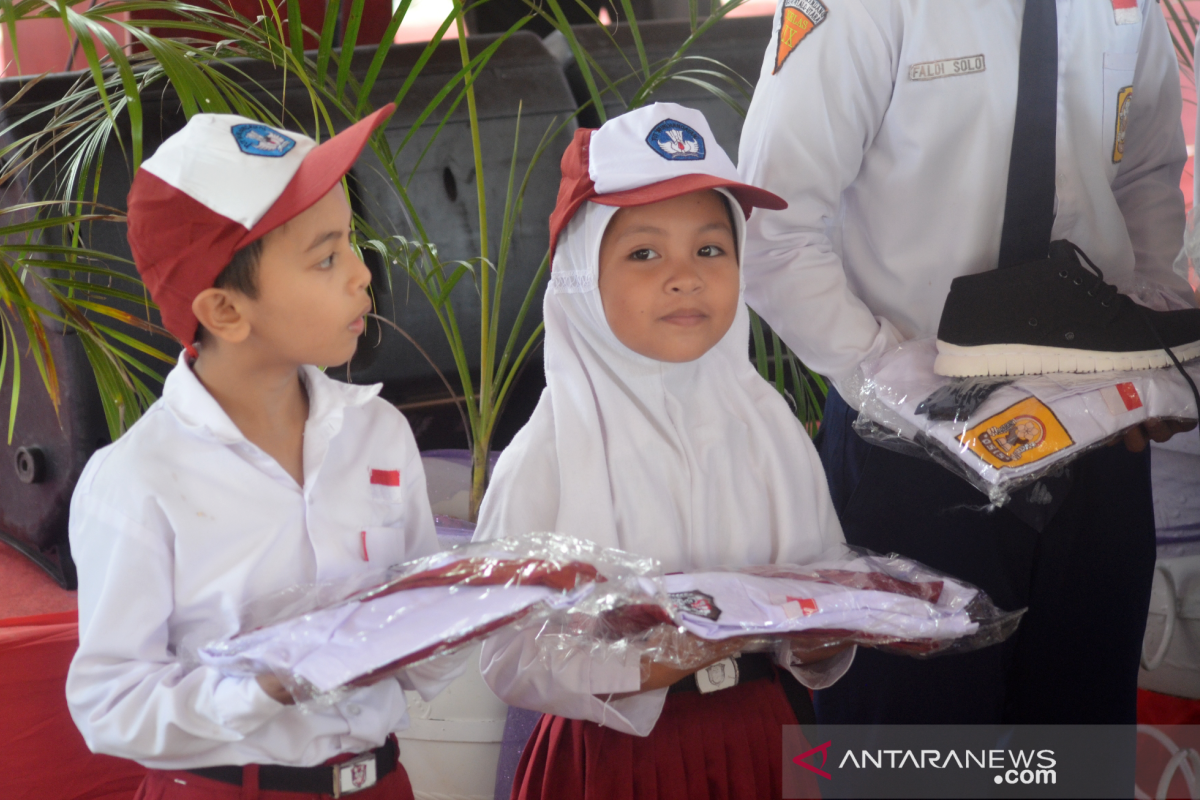 Pemkab Gorontalo Utara salurkan bantuan seragam SD-SMP