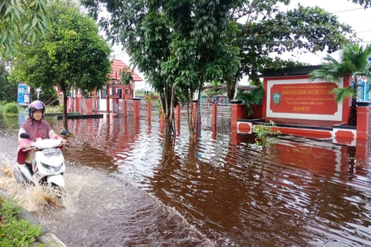 Disdukcapil Kotim hentikan sementara pelayanan akibat kantor terendam banjir