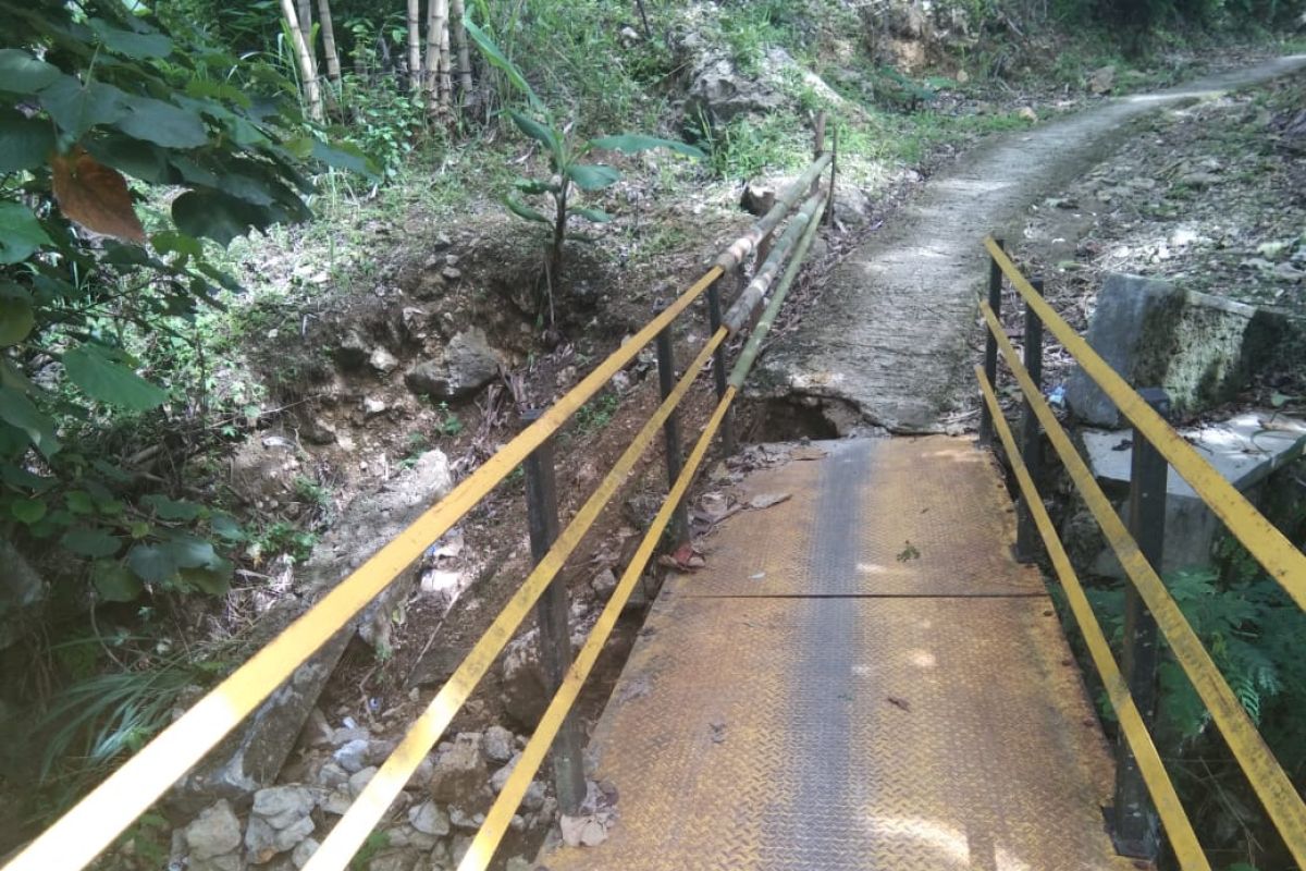 Akses menuju Geopark Ciletuh Palabuhan Ratu dikepung banjir dan longsor