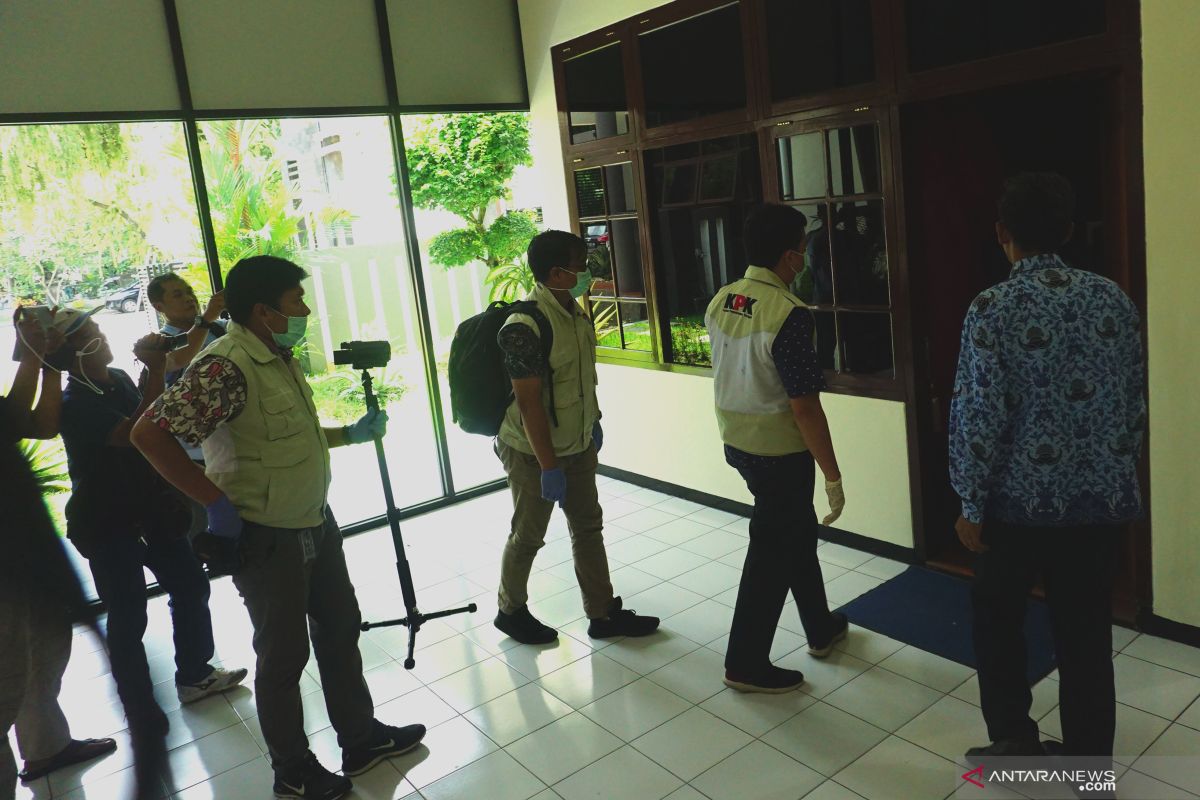 Geledah kantor DPRD Tulungagung, penyidik KPK sita sejumlah dokumen
