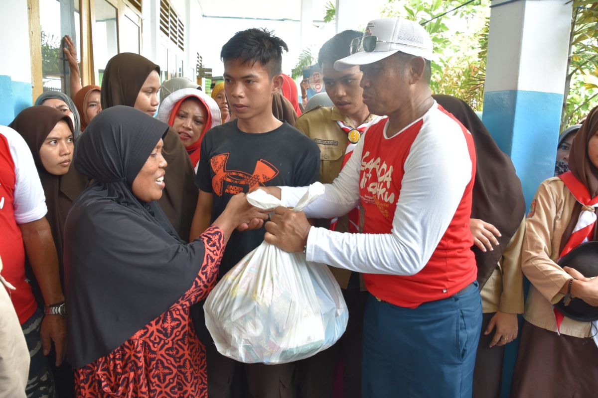 Lantamal VI bagikan ratusan paket sembako di Pulau Kodingareng Lompo Makassar