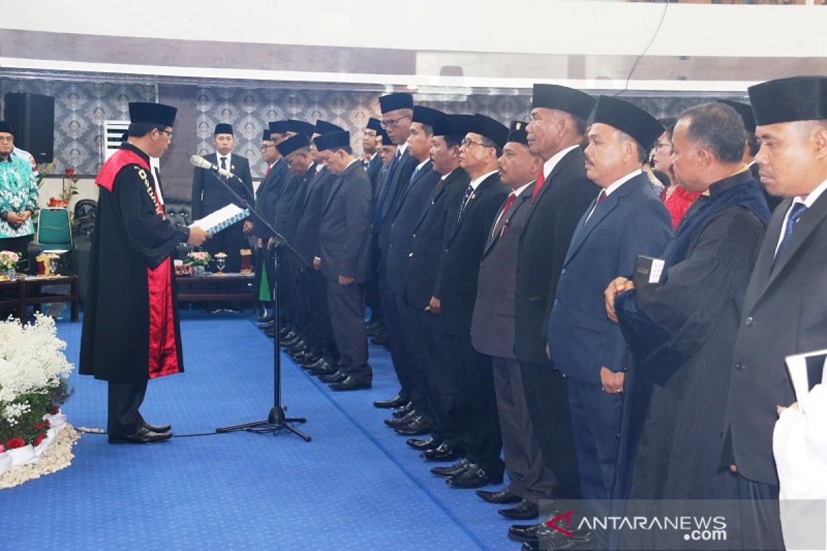 35 anggota DPRD Tapteng diambil sumpah jabatan