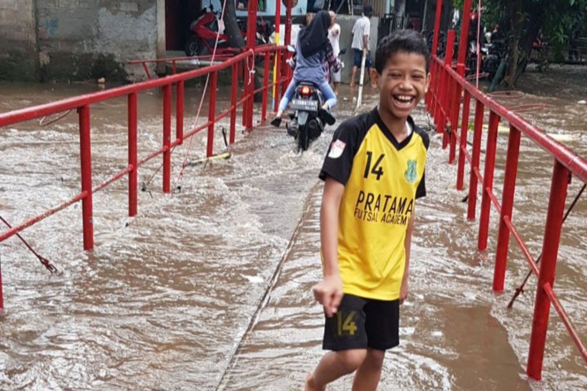 Sempat terputus, jembatan antar RW Cipinang Melayu sudah bisa dilalui