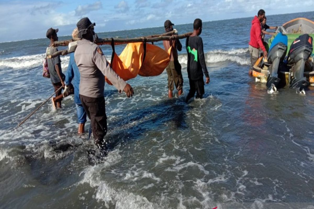 Tim gabungan evakuasi jasad korban laka di perairan Pantai Powai, Papua