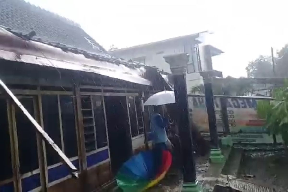 Angin puting beliung rusak rumah warga di Ngawi