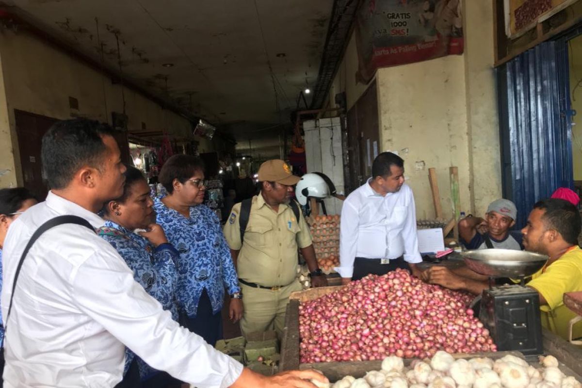 Polda Papua bersama instansi terkait sidak pasar Jayapura cek bahan pokok