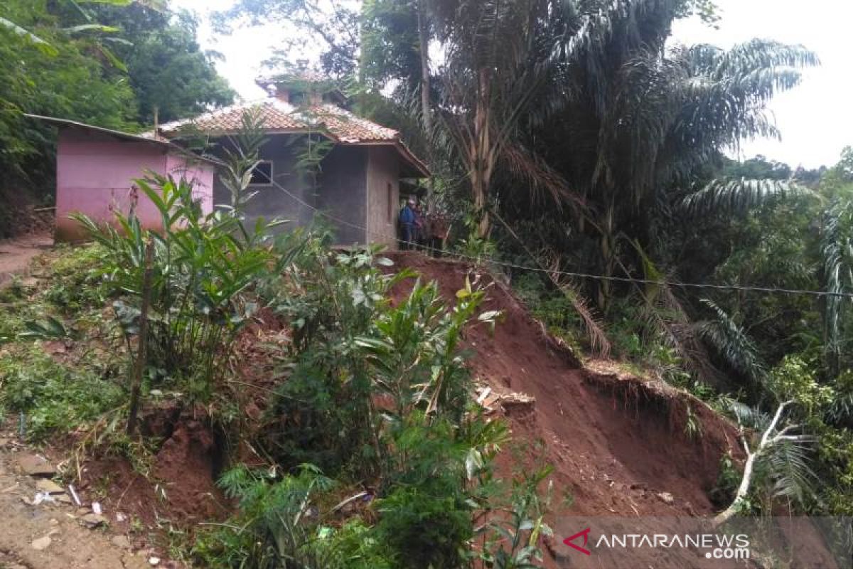 Bencana tanah longsor mengakibatkan seorang warga meninggal dunia