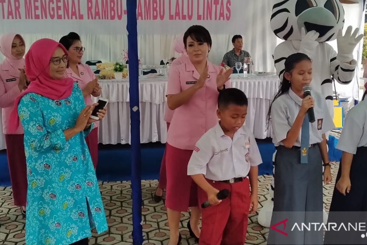 Bhayangkari Babel perkenalkan rambu-rambu lalu lintas kepada penyandang disabilitas