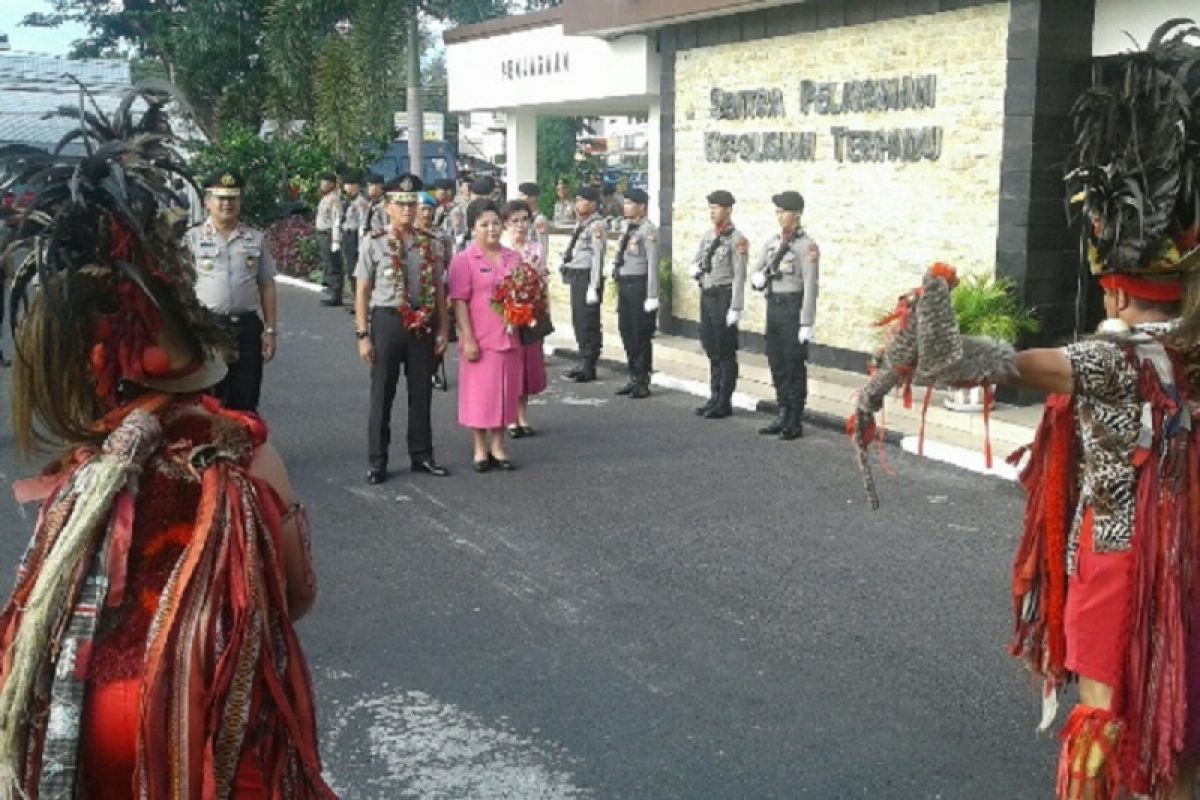 Pengalungan bunga warnai penyambutan Kapolda Sulut