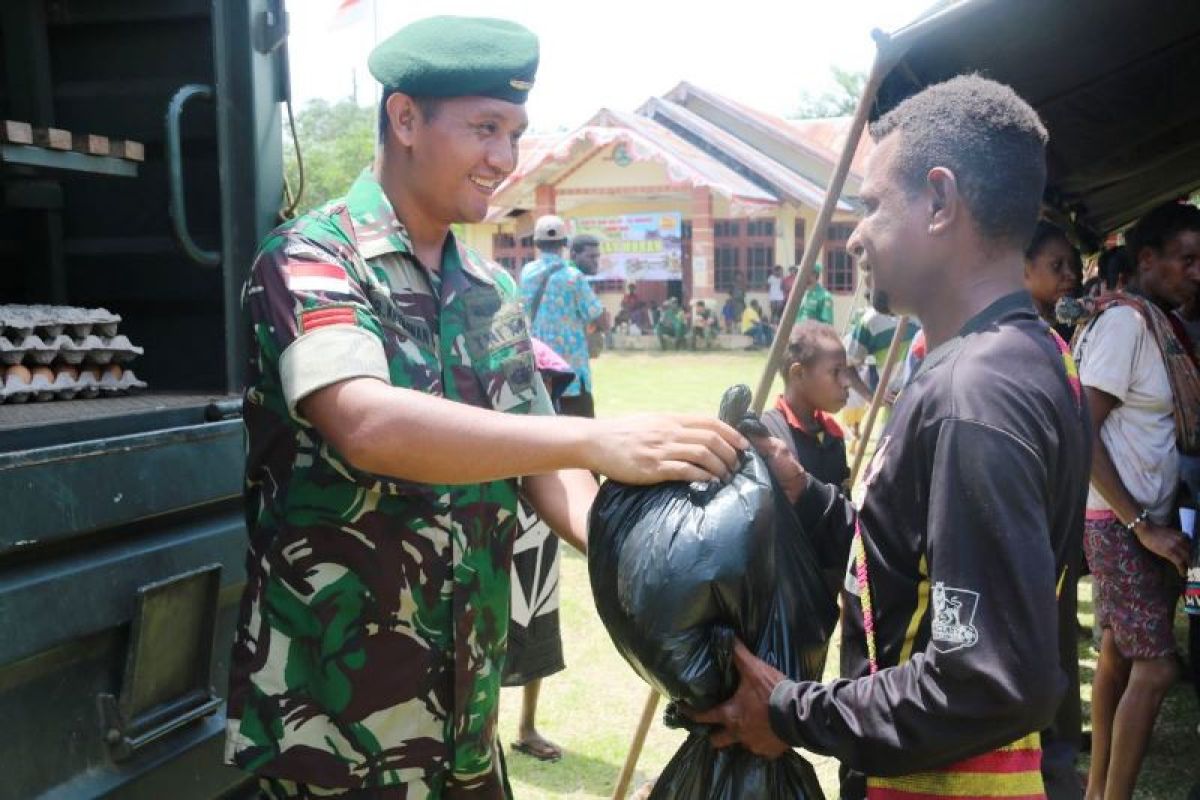 Prajurit TNI bantu DKP Merauke gelar pasar murah di kampung Yanggandur