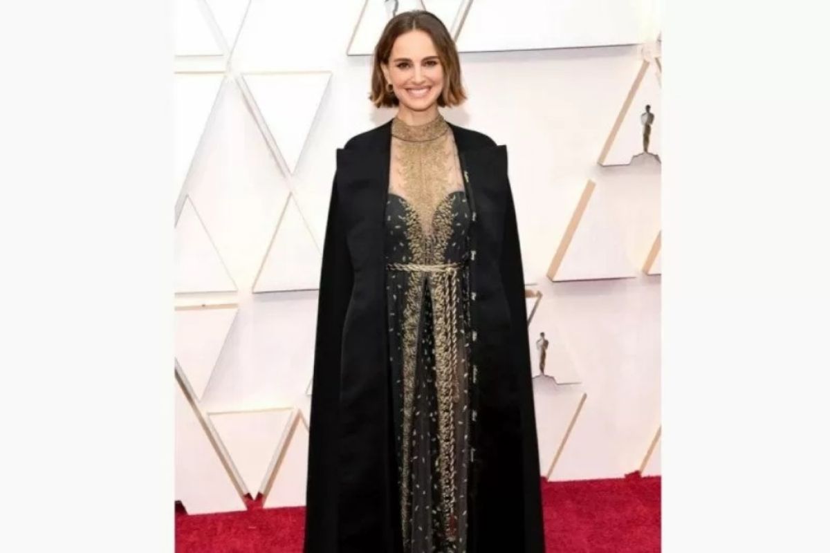 Ada apa jubah Natalie Portman di Oscar ?