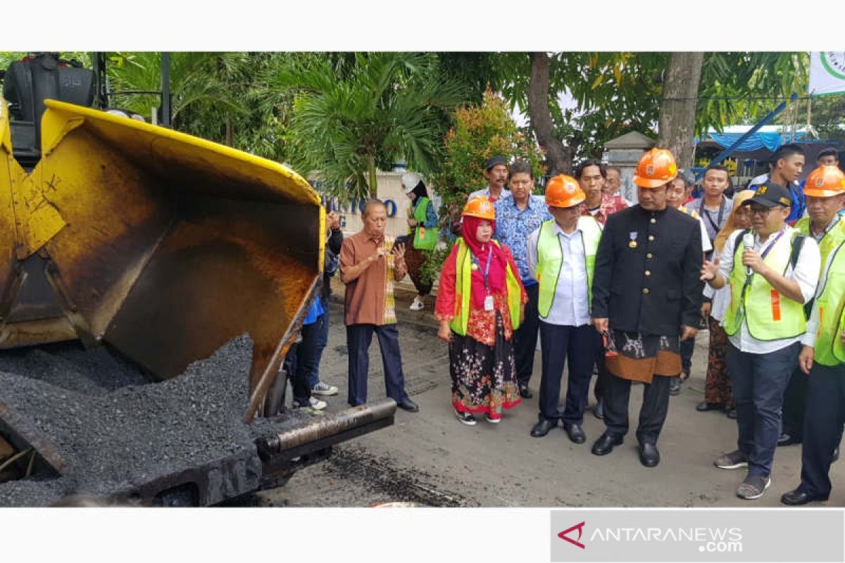 Ruas jalan kampus Udinus Semarang gunakan aspal campuran plastik