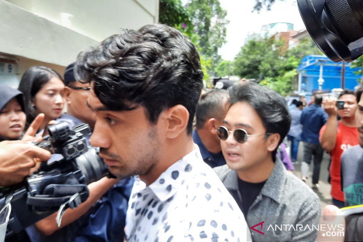 Reza Rahadian tak banyak bicara ketika melayat Ashraf Sinclair