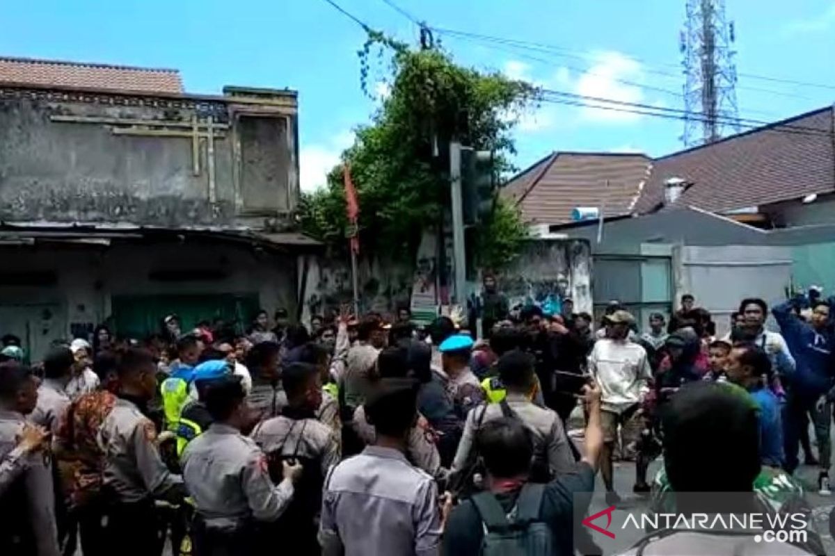 Polisi Blitar amankan seorang suporter bawa senjata tajam