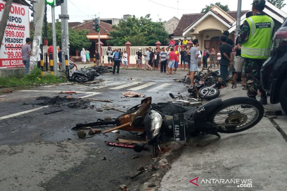 Sejumlah kendaraan dibakar massa jelang laga Persebaya dan Arema