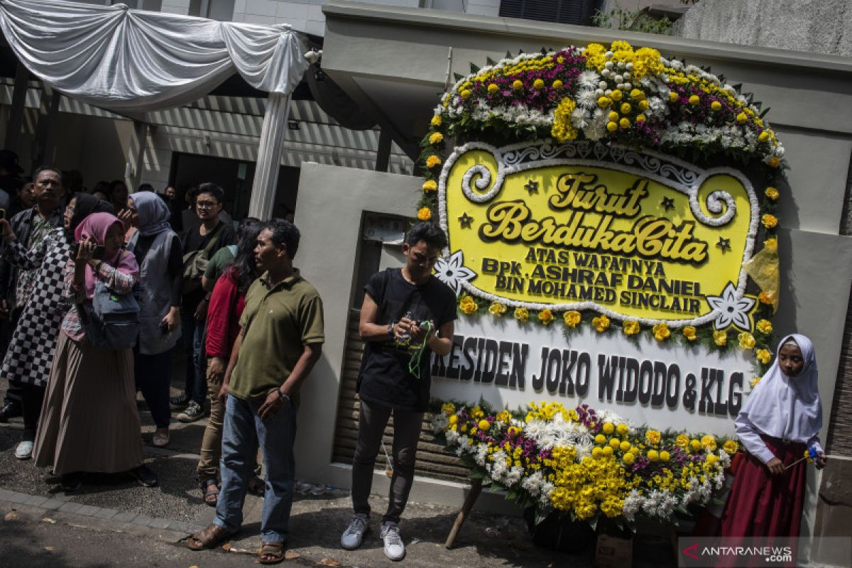 Ashraf meninggal dengan tenang dan tersenyum, kata Andien