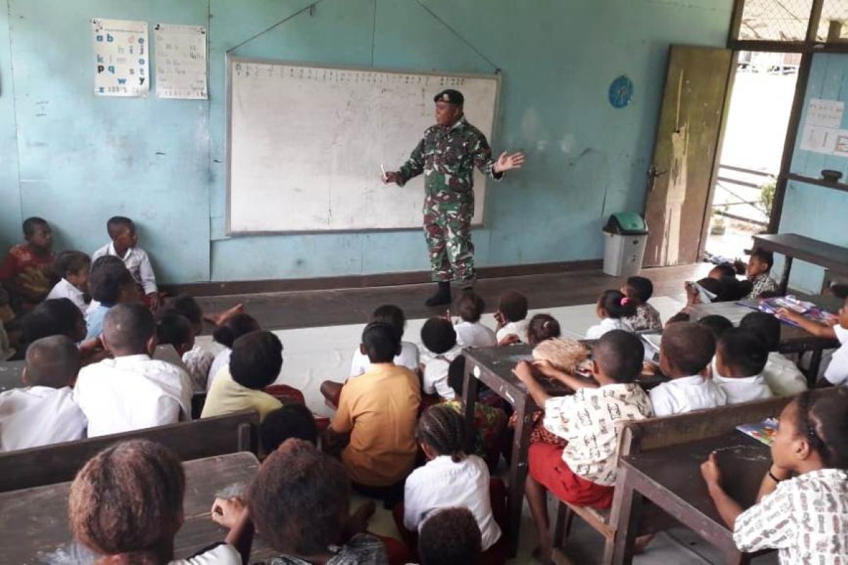 Prajurit TNI bantu mengajar di SDN Trimuris Mamberamo Raya