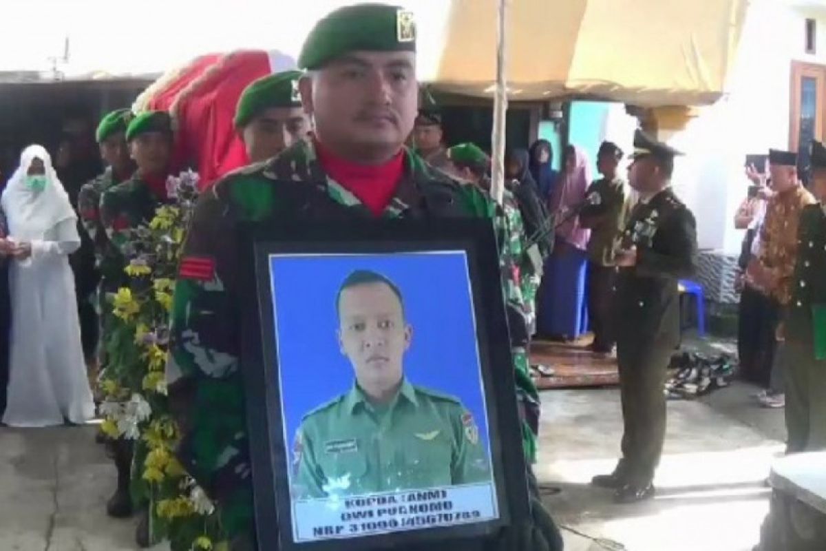 Kopda Anumerta Dwi Purnomo dimakamkan secara militer di TPU Magetan