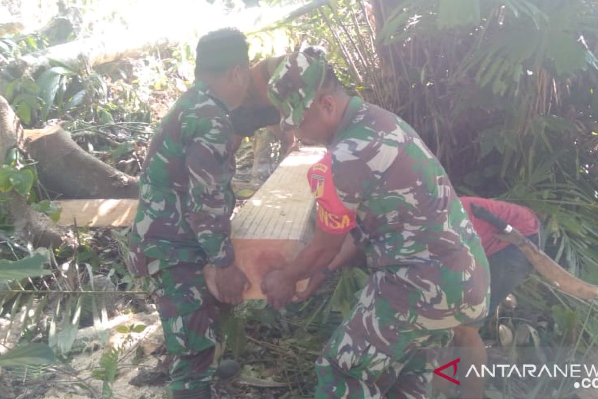 TNI bantu siapkan bahan bangunan korban bencana banjir di Sangihe