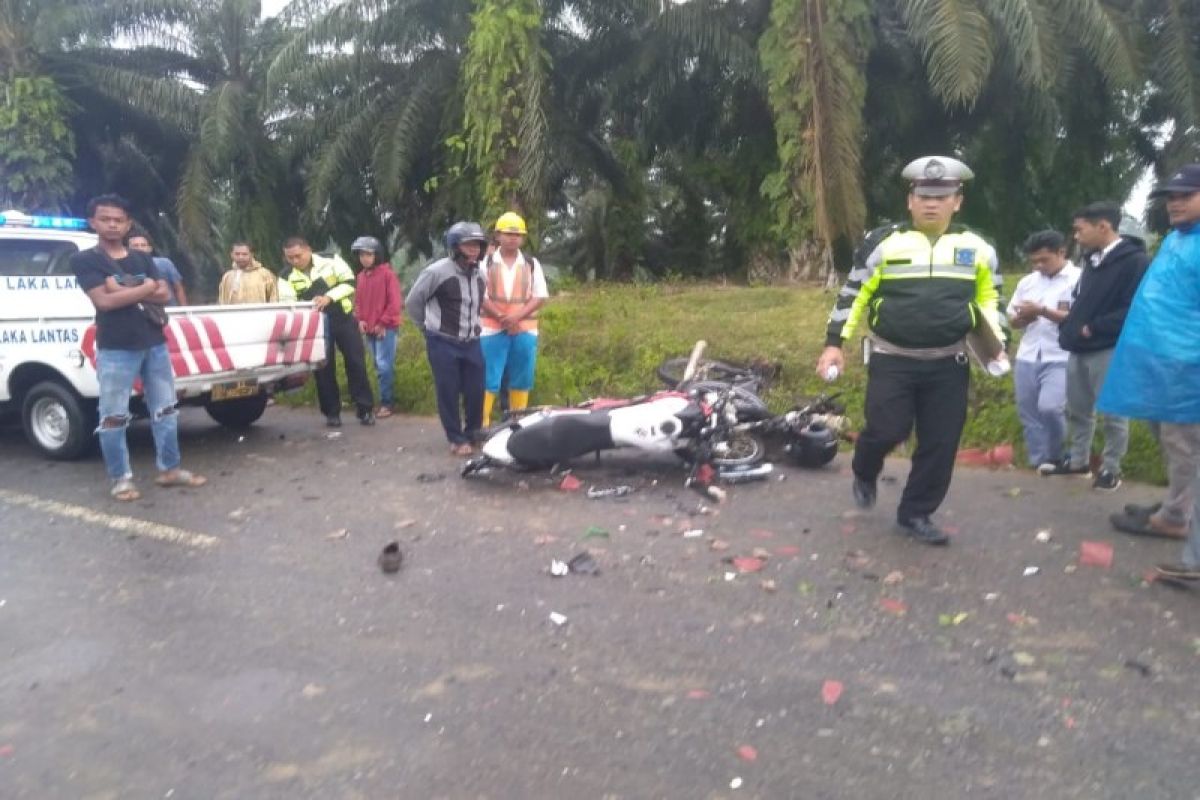 Tabrakan beruntun sepeda motor 1 tewas 3 luka-luka