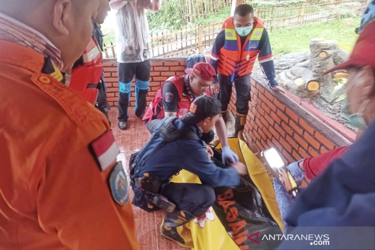 Petugas evakuasi jasad anak hanyut di aliran sungai Bandung