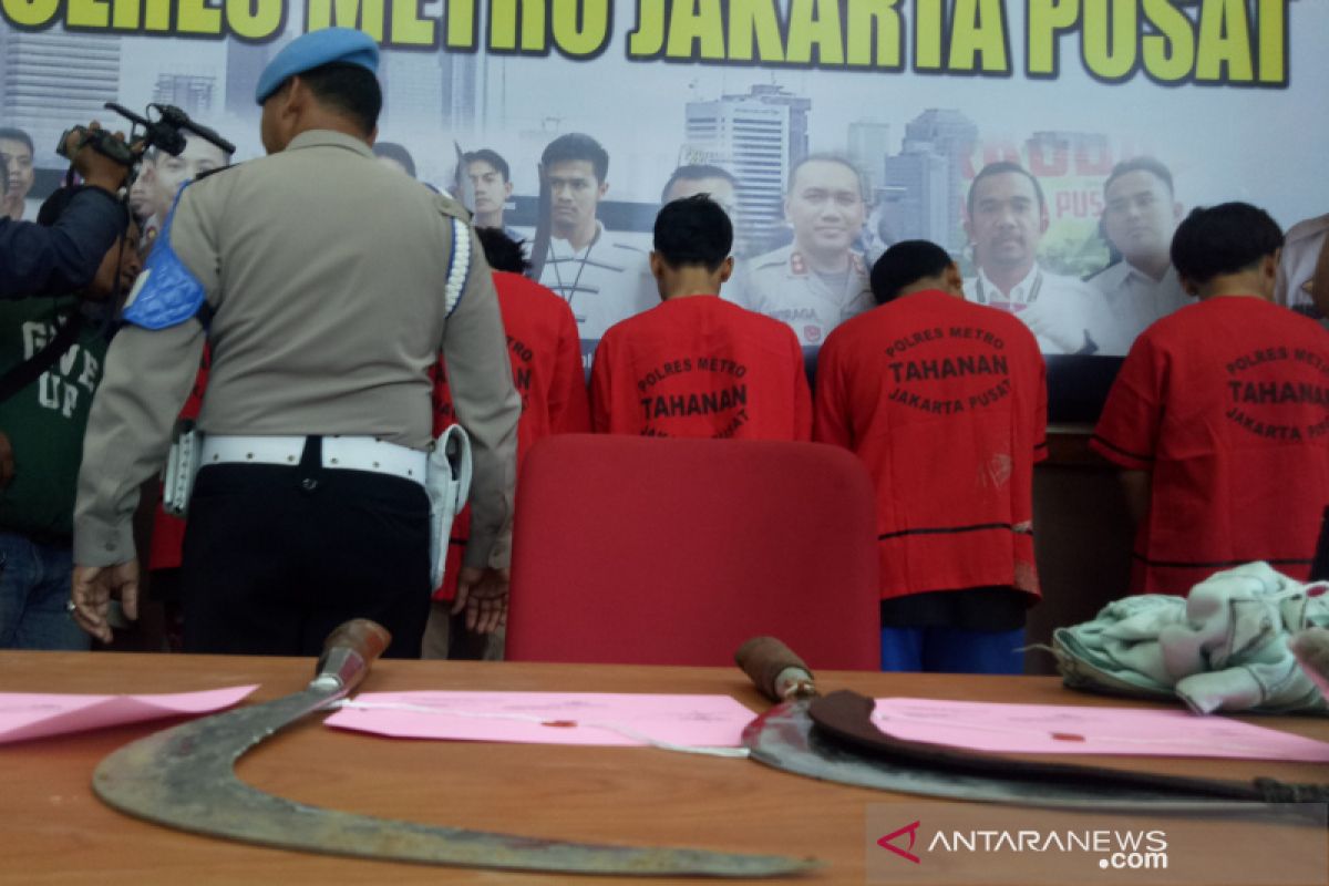 Pemuda tidak dikenal membuang celurit di GT Slipi 1