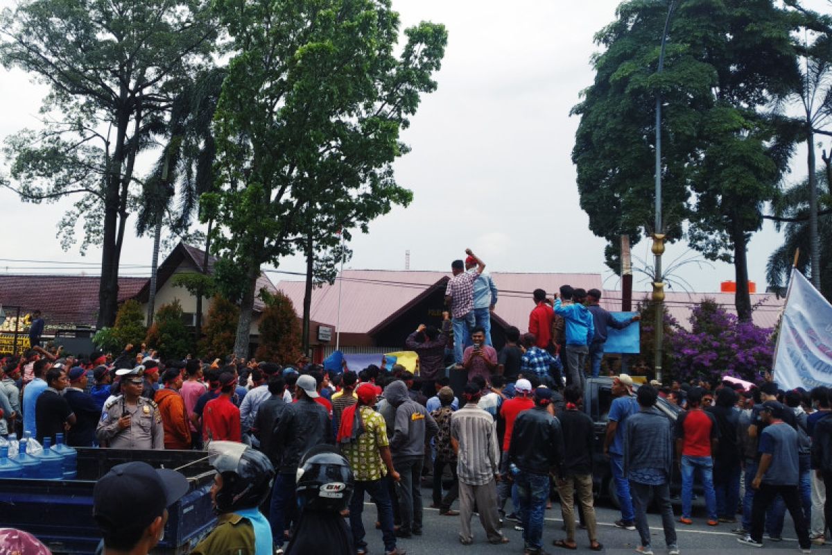 Tuntut tahan Plt Bupati, ribuan warga Bengkalis demo Mapolda Riau