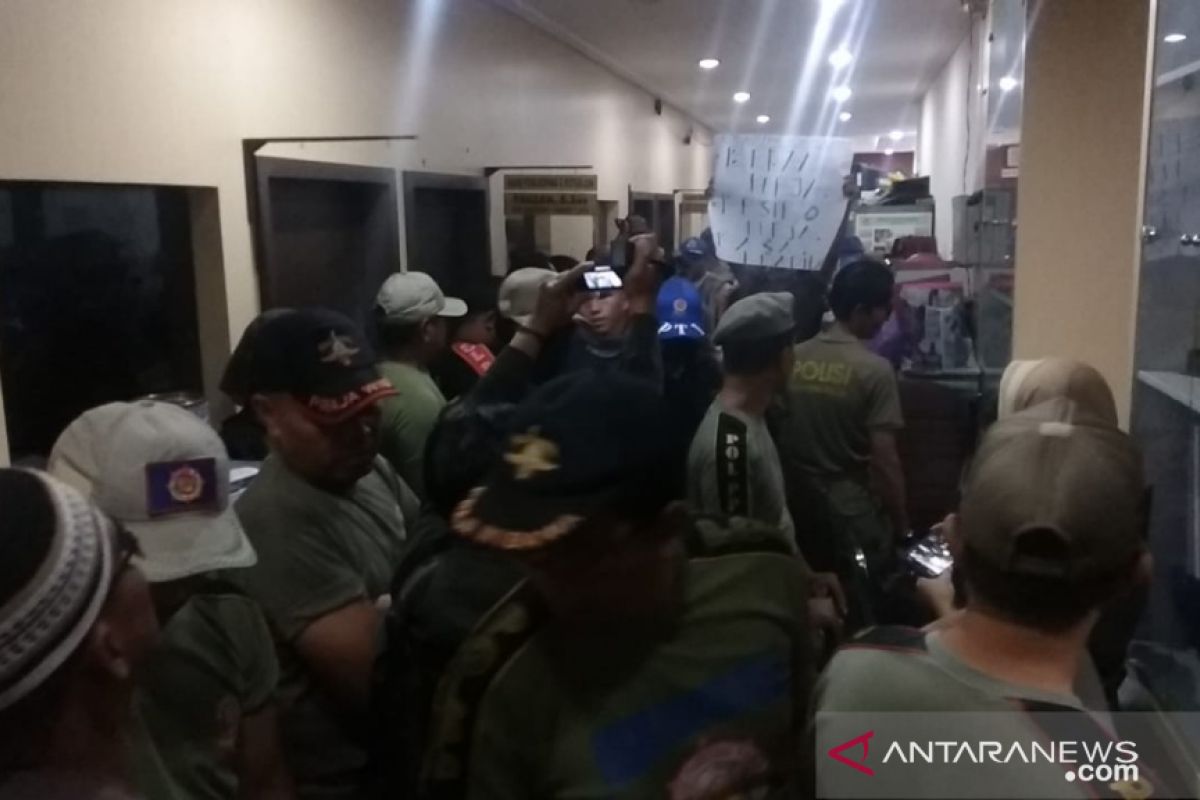 Satpol PP Banjarmasin lakukan unjuk rasa di kantor BKD