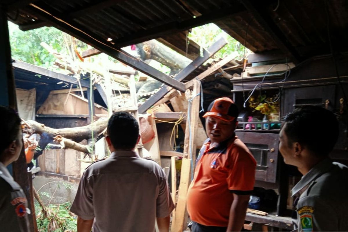 Angin puting beliung mengamuk, belasan rumah di Kelurahan Banjar Serasan rusak