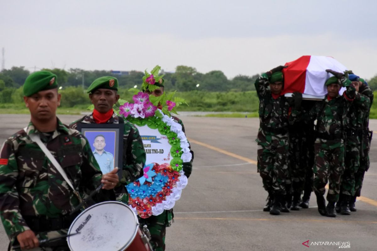 Jenazah Pratu Yanuarius Loe tiba di bandara El Tari Kupang