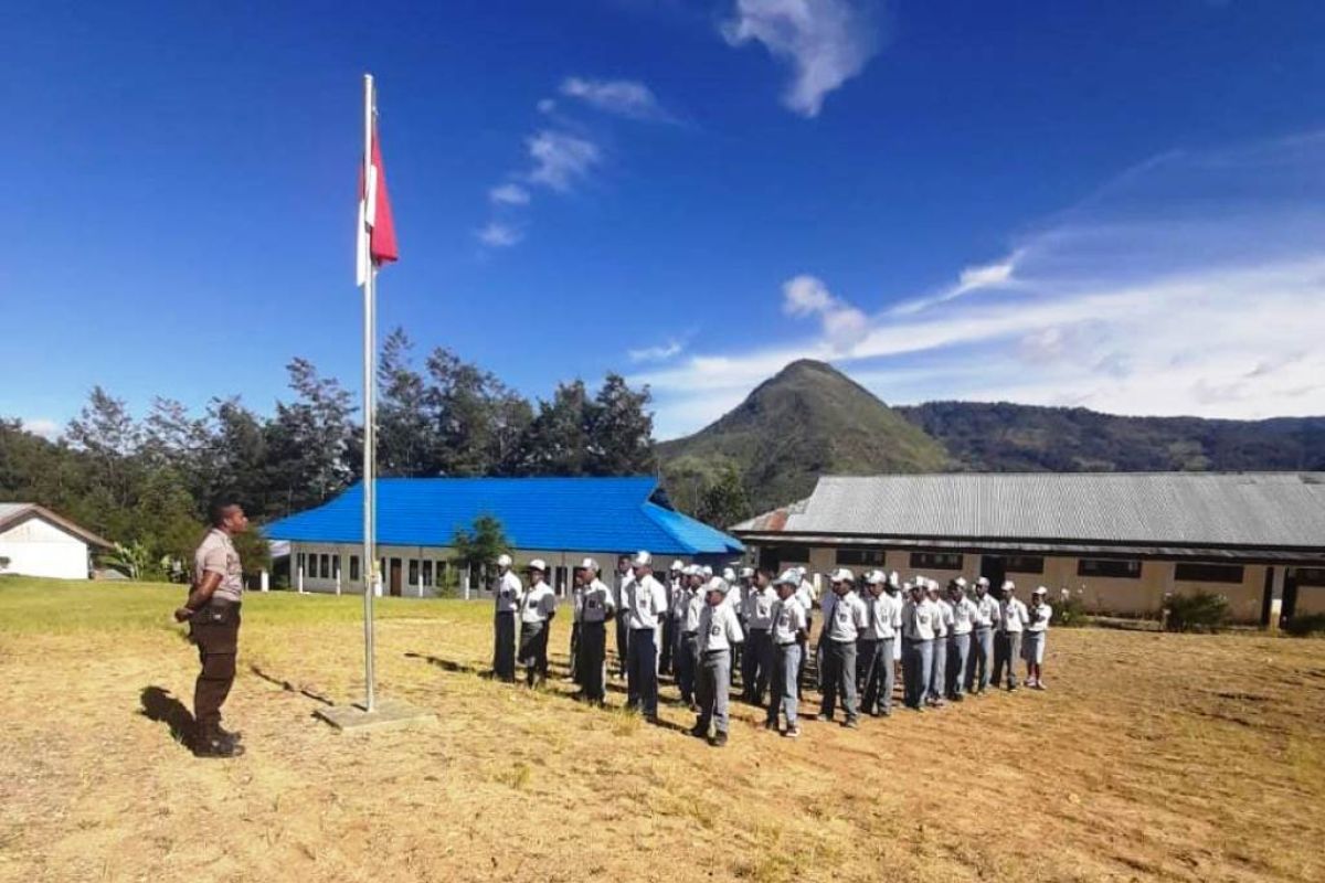 Binmas Noken Polri gelar Polisi Pi Ajar di SMA Pirime Lanny Jaya