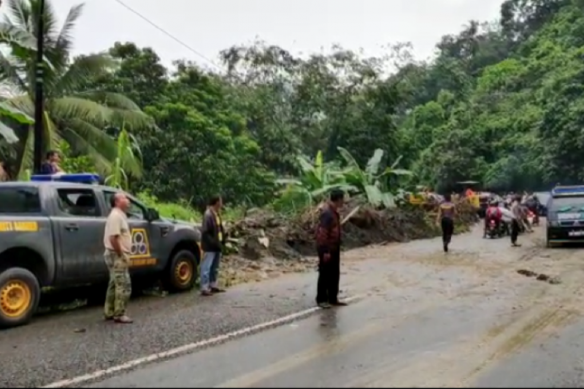 Longsor di Nagari Pianggu Kabupaten Solok sempat memutus jalan Lintas Sumatera