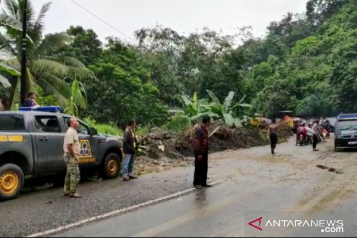 100 warga lebih terisolasi akibat longsor di Kabupaten Solok, Sumbar