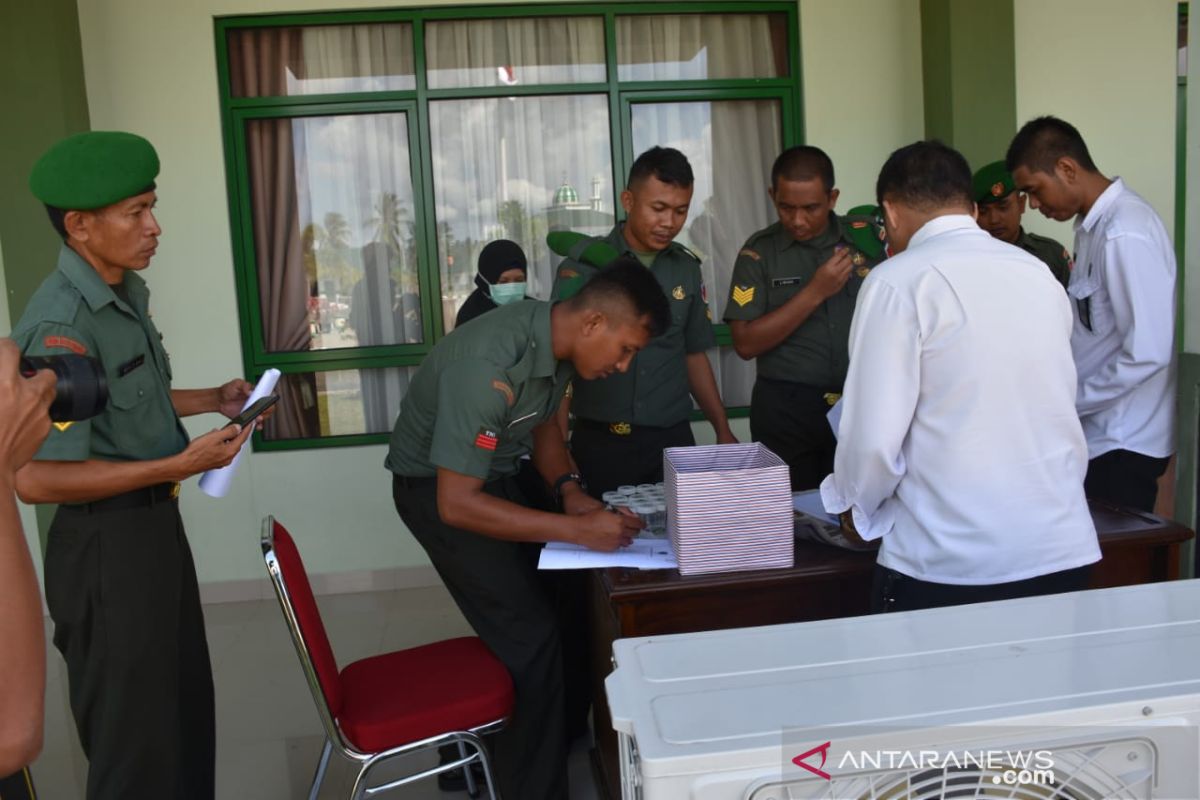 Prajurit Korem 133/Nani Wartabone Gorontalo jalani tes urine