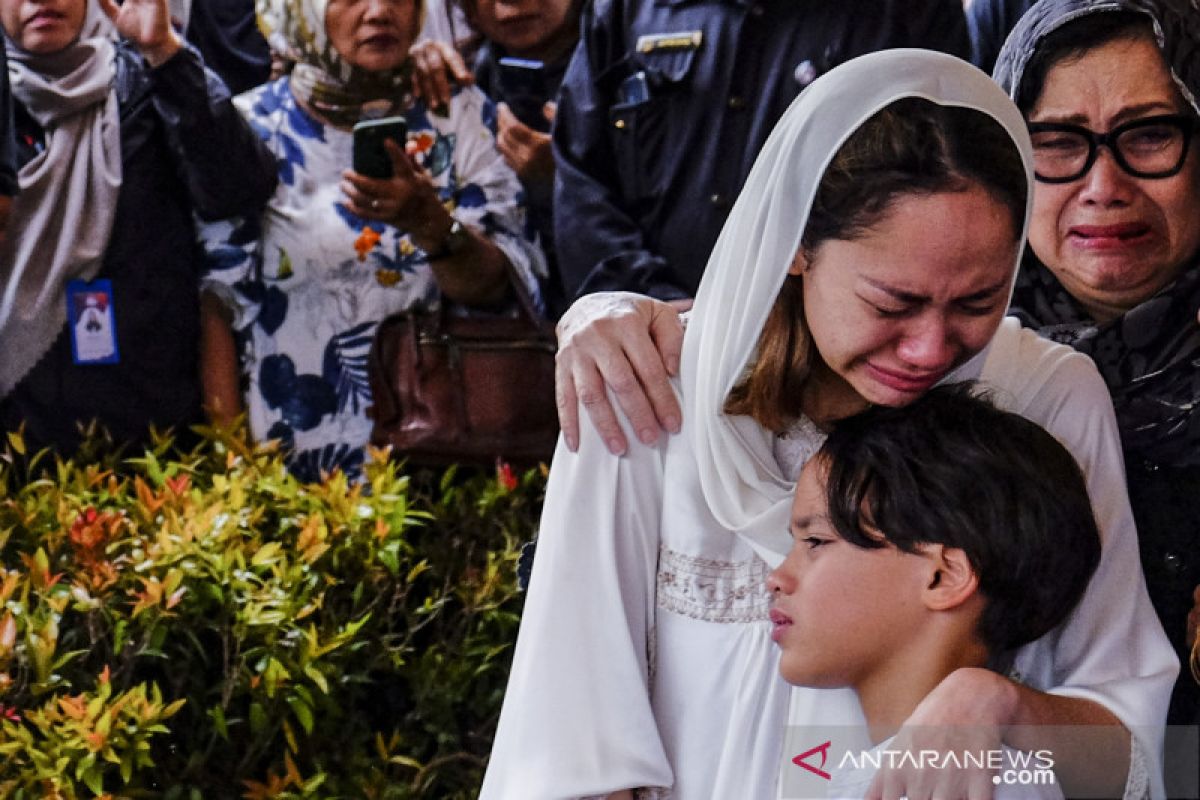 Bunga Citra Lestari minta santri doakan Ashraf Sinclair