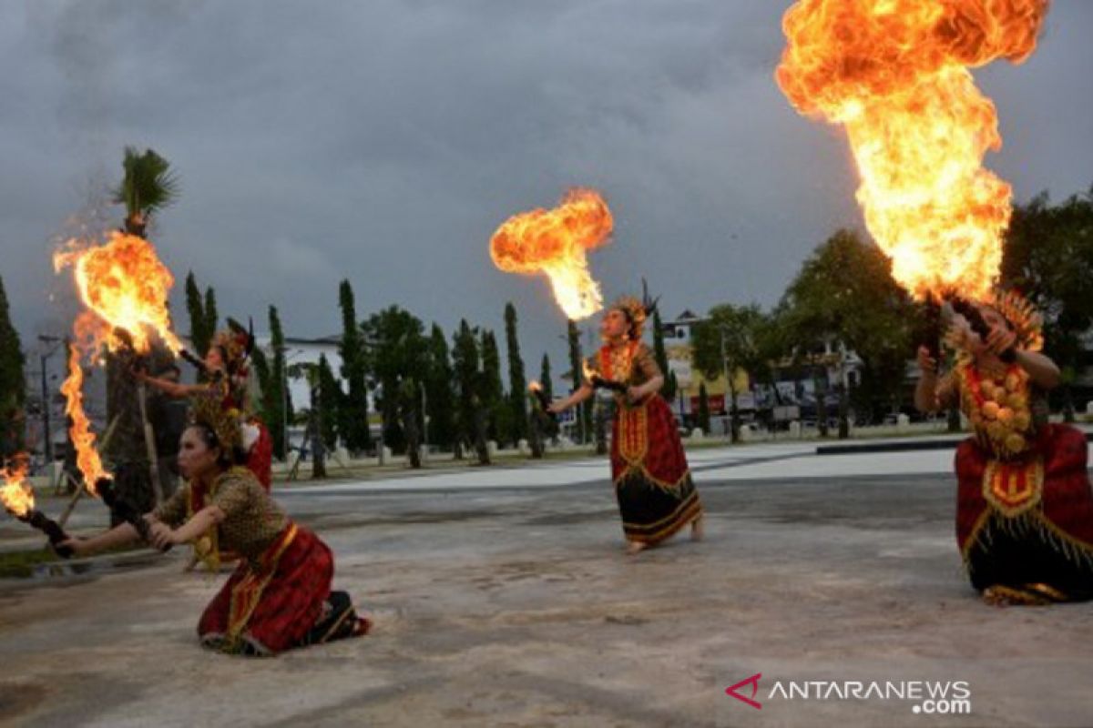 Upacara adat pergantian pasukan pengawal istana kerajaan Gowa