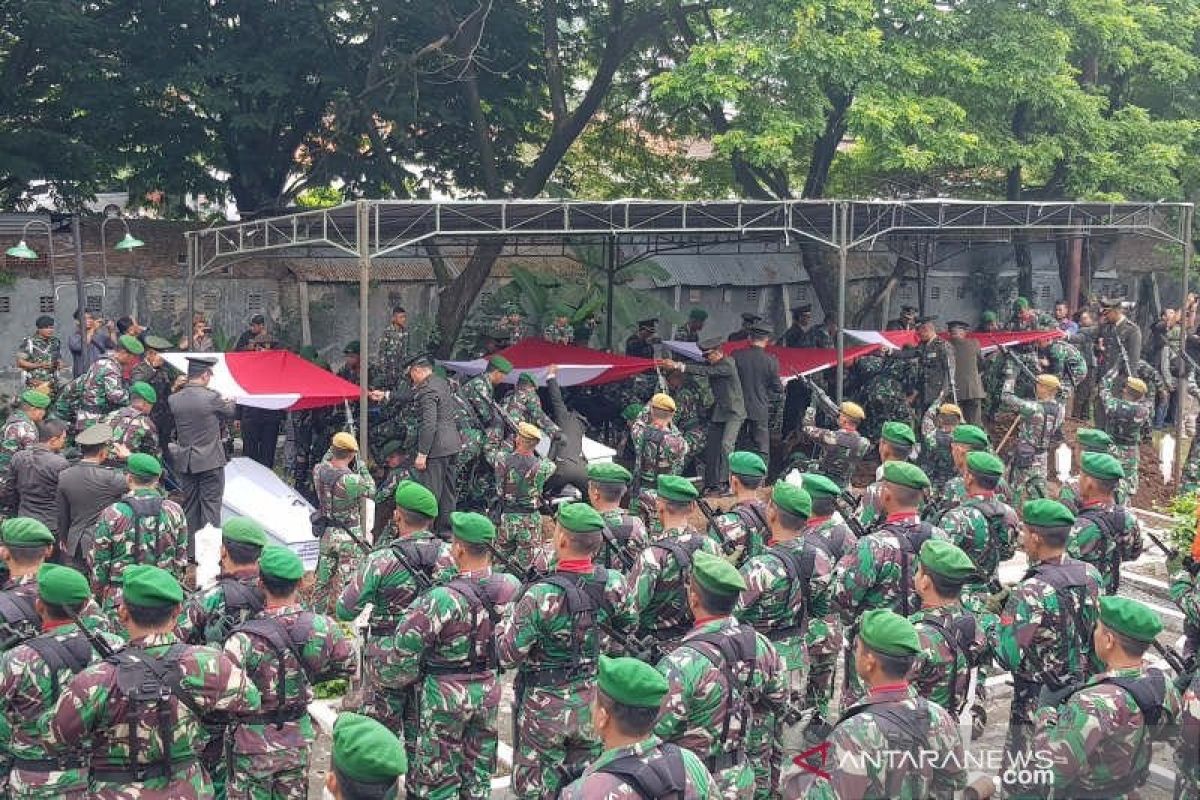 Pangdam Diponegoro Mayjen M Effendi pimpin pemakaman prajurit korban kecelakaan MI-17