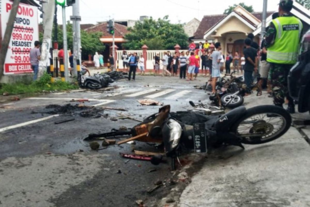 Empat sepeda motor terbakar akibat bentrokan suporter Persebaya-Arema