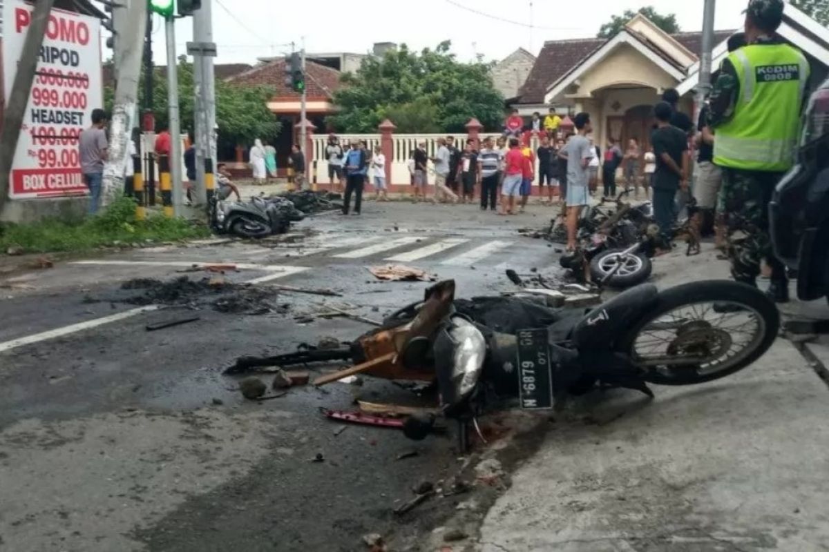 Jelang laga Persebaya vs Arema, sejumlah kendaraan dibakar massa