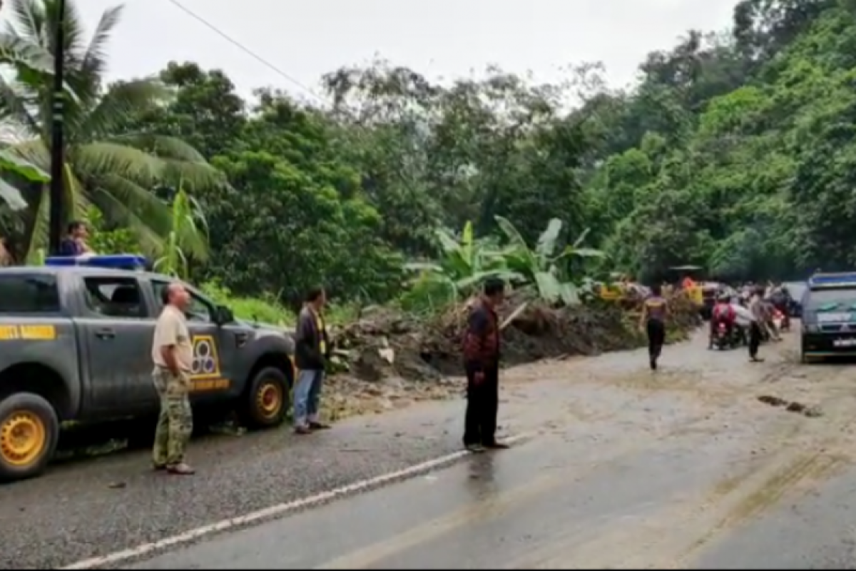 Longsor di Nagari Pianggu Kabupaten Solok, Sumatera Barat sempat memutus jalan Lintas Sumatera