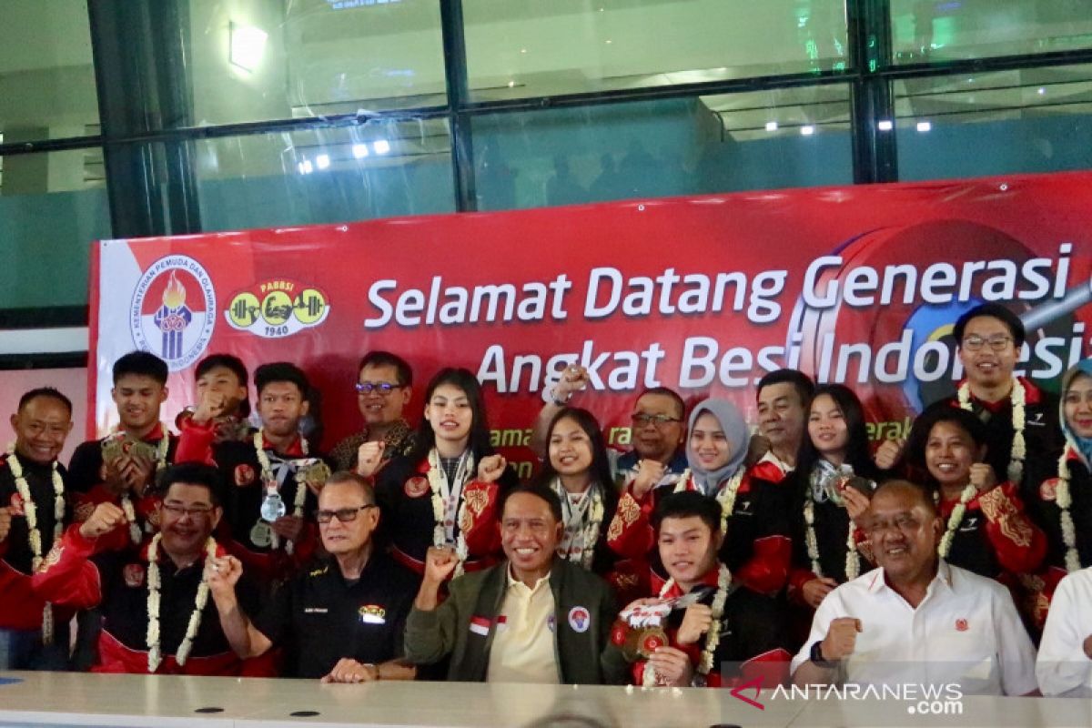 Kedatangan lifter muda juara Asia disambut Menpora di bandara