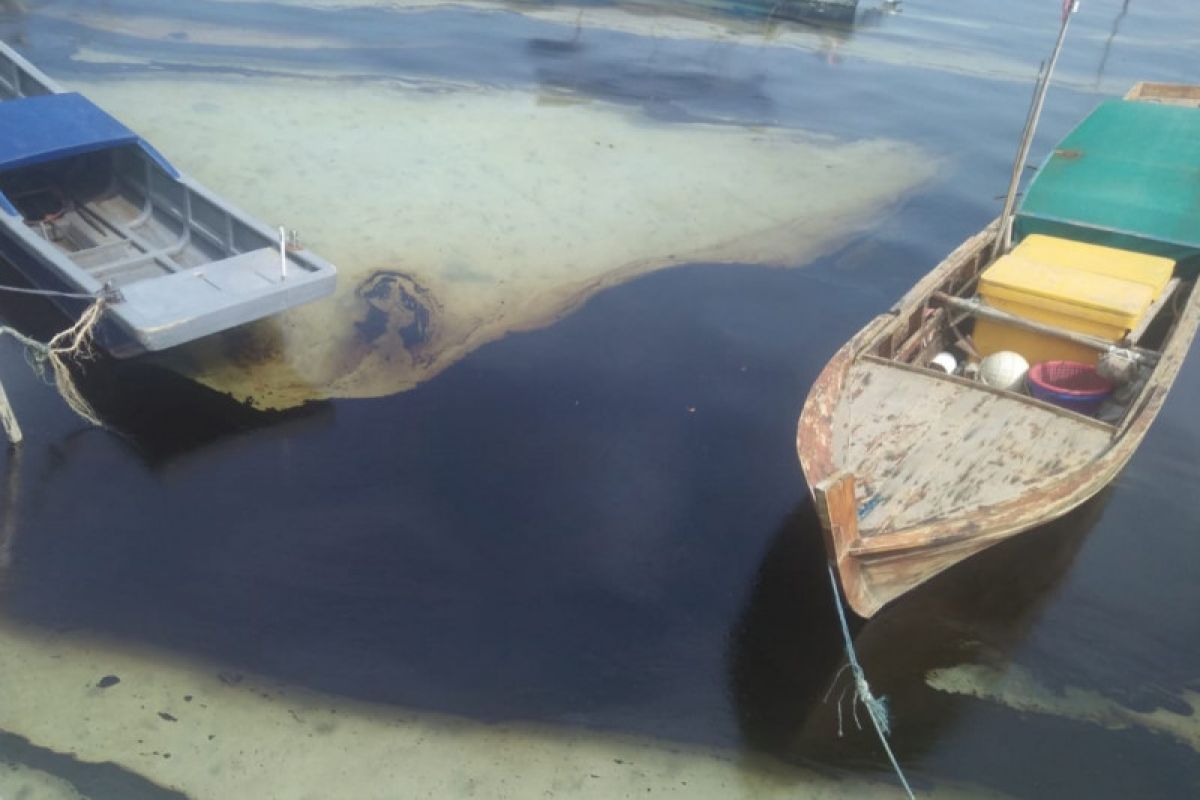 Limbah minyak hitam cemari Pantai Bintan