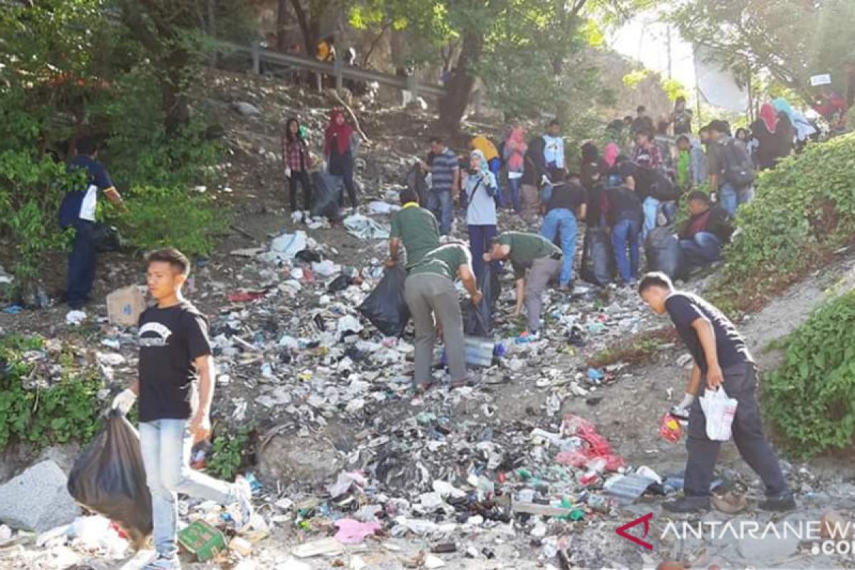 Pemprov Gorontalo wajibkan semua kantor menggunakan botol minum isi ulang