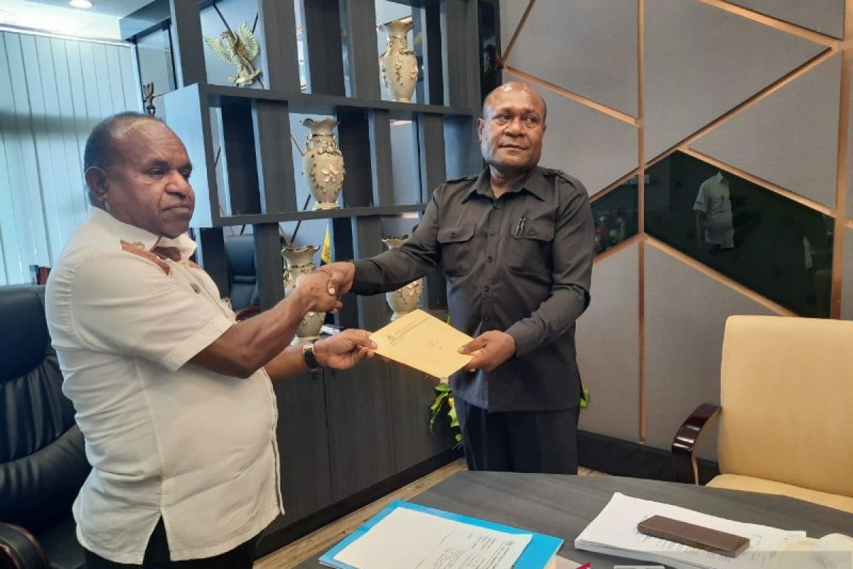 Pemprov Papua serahkan SK Pemberhentian Wakil Bupati Sarmi Yosina Insyaf