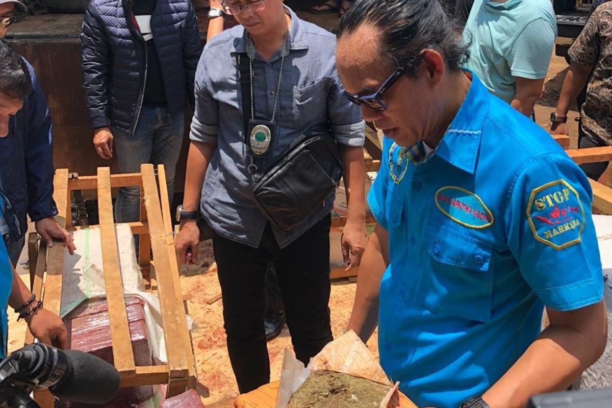 BNN menyita 500 bungkus berisi daun ganja kering dari Aceh