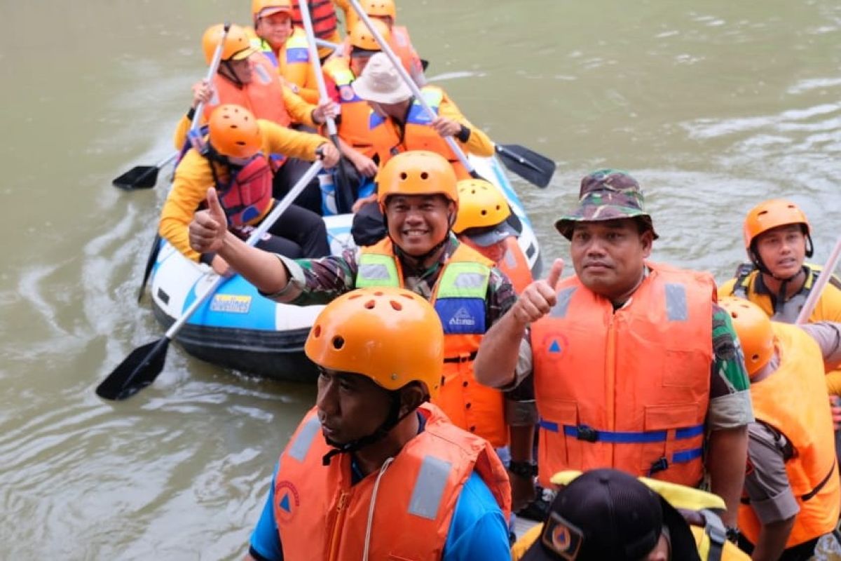 Kodim 0201/BS bantu Pemkot Medan bersihkan Sungai Sei Deli