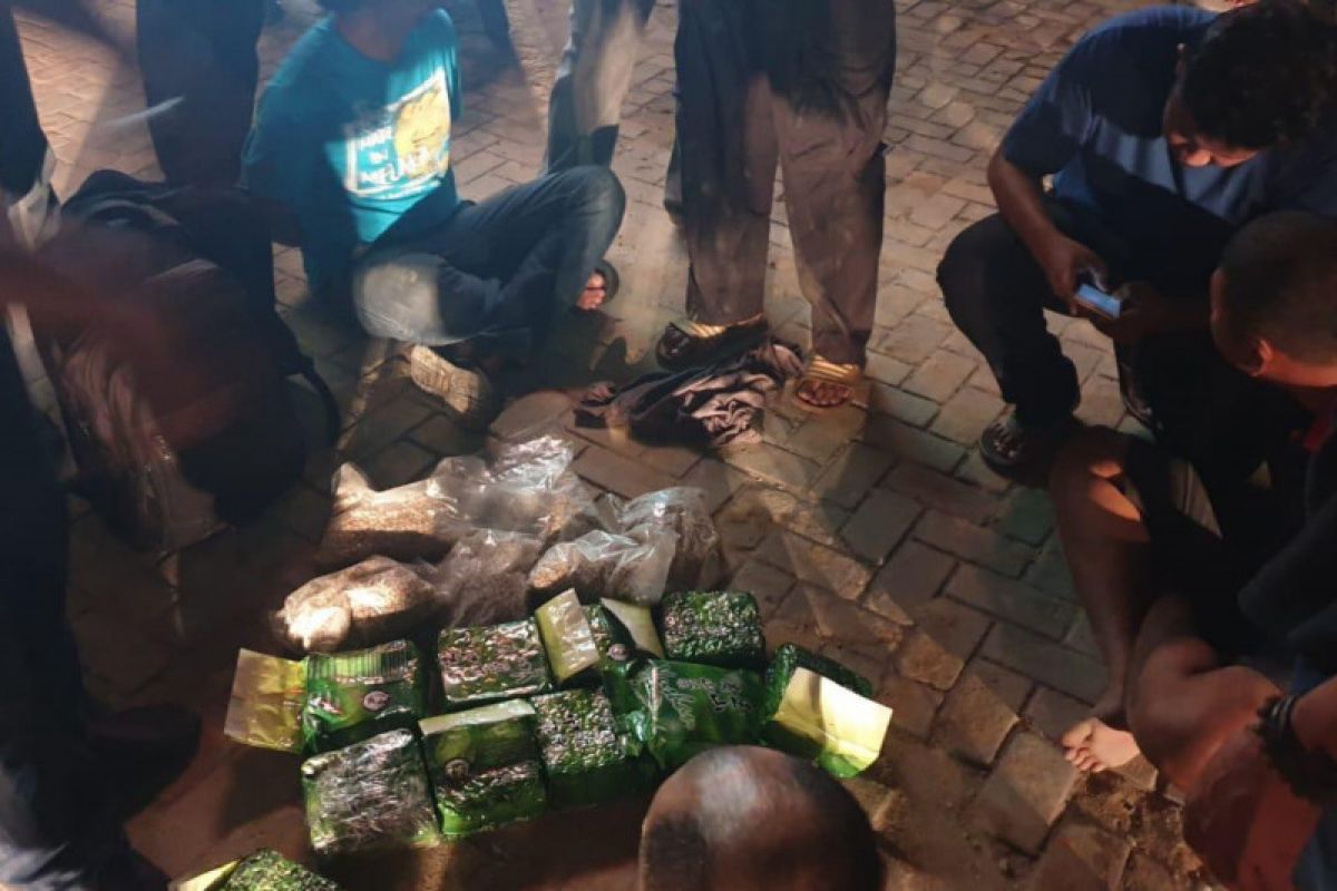 BNN ungkap peredaran 60.000 ekstasi dan 10 kg sabu-sabu dari Malaysia, empat tersangka satu oknum polisi