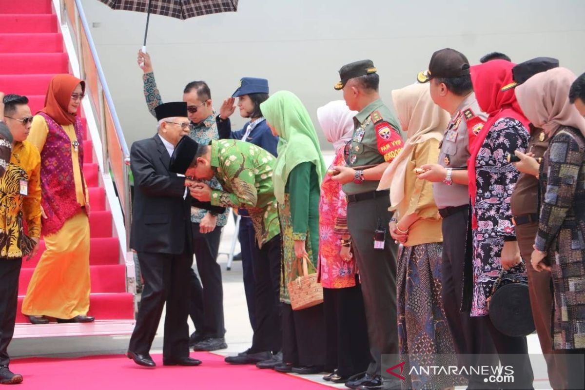 Gubernur NTB sambut Wapres Ma'ruf Amin saat tiba di Lombok