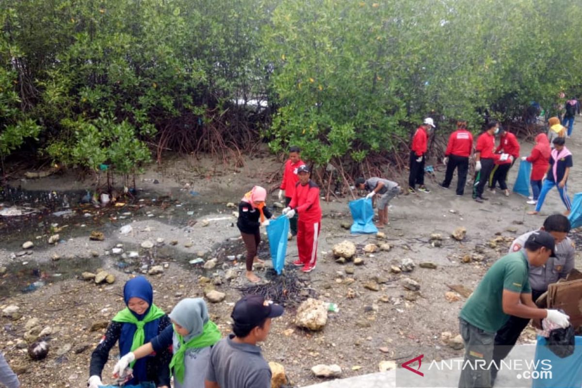 Hari Sampah Nasional, warga Pamekasan gelar bersih-bersih pantai